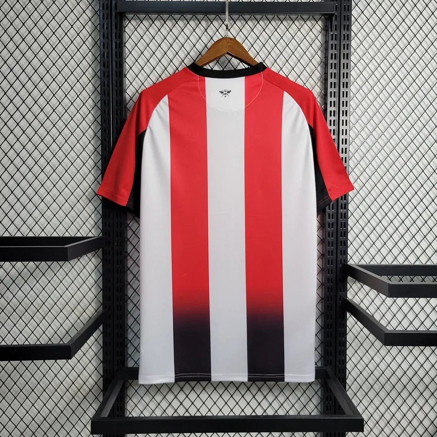 Maillot Brentford 2023/24 de Le 12 -ème Maillot, vue de face avec logo et détails du tissu.