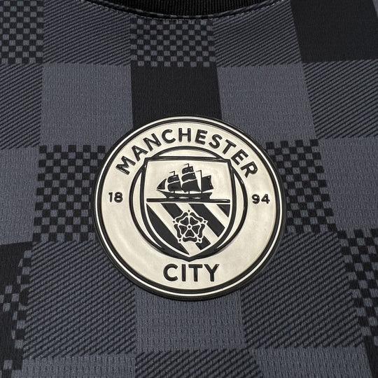 Maillot de football noir City Louis Vuitton 2024 2025, conçu par Le 12 -ème Maillot, porté, vue de face.