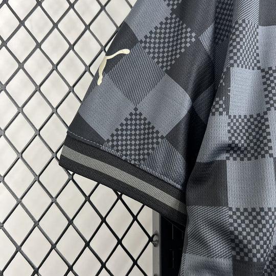Maillot de football noir Le 12 -ème Maillot City Foot Louis Vuitton 2024 2025, design élégant et moderne, vue en gros plan.
