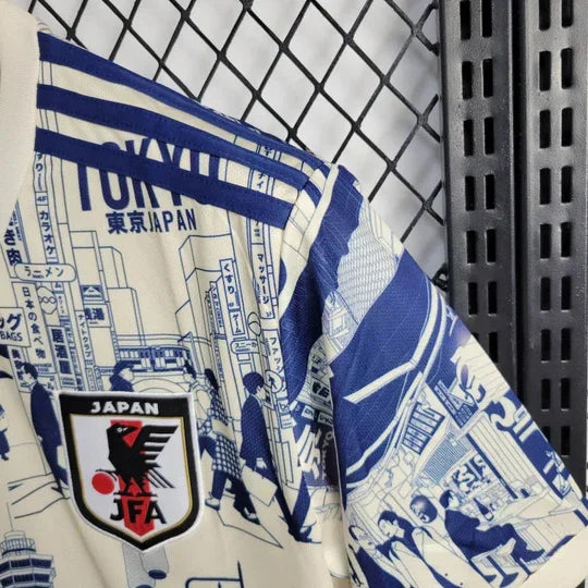 Maillot Japon 2024 Concept Edition de Le 12 -ème Maillot, design moderne avec motifs inspirés de Tokyo, porté sur le mannequin.