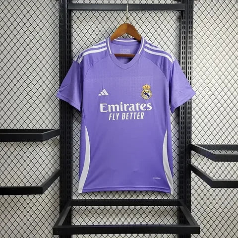 Maillot Real Madrid Concept 2024/2025 de Le 12 -ème Maillot, jersey blanc avec logo du club et détails modernes.