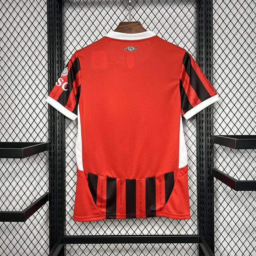 Maillot de football AC Milan 2024/25 Le 12 -ème Maillot, vue de face, détails du design et logo de l'équipe.