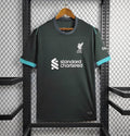 Maillot extérieur Liverpool 24/25 Le 12 -ème Maillot, noir, manches longues, logo Liverpool et détails de l'équipe.