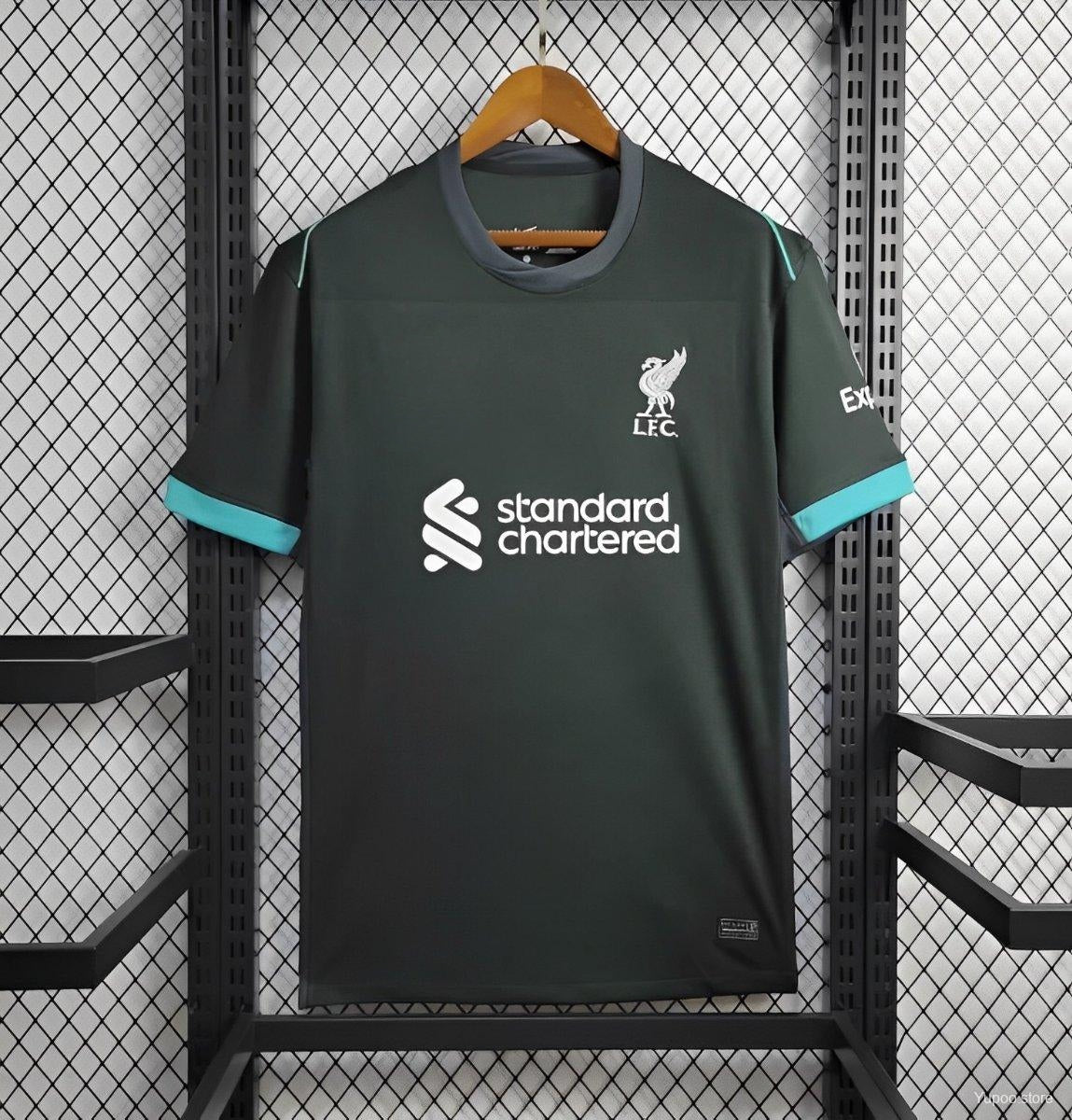 Maillot extérieur Liverpool 24/25 Le 12 -ème Maillot, noir, manches longues, logo Liverpool et détails de l'équipe.