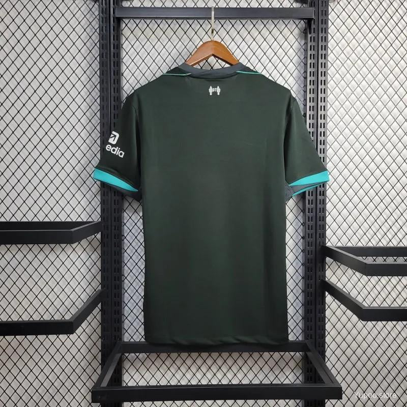Maillot de football Liverpool away 24/25 noir de la marque Le 12 -ème Maillot, vue de face avec logo et design noir.