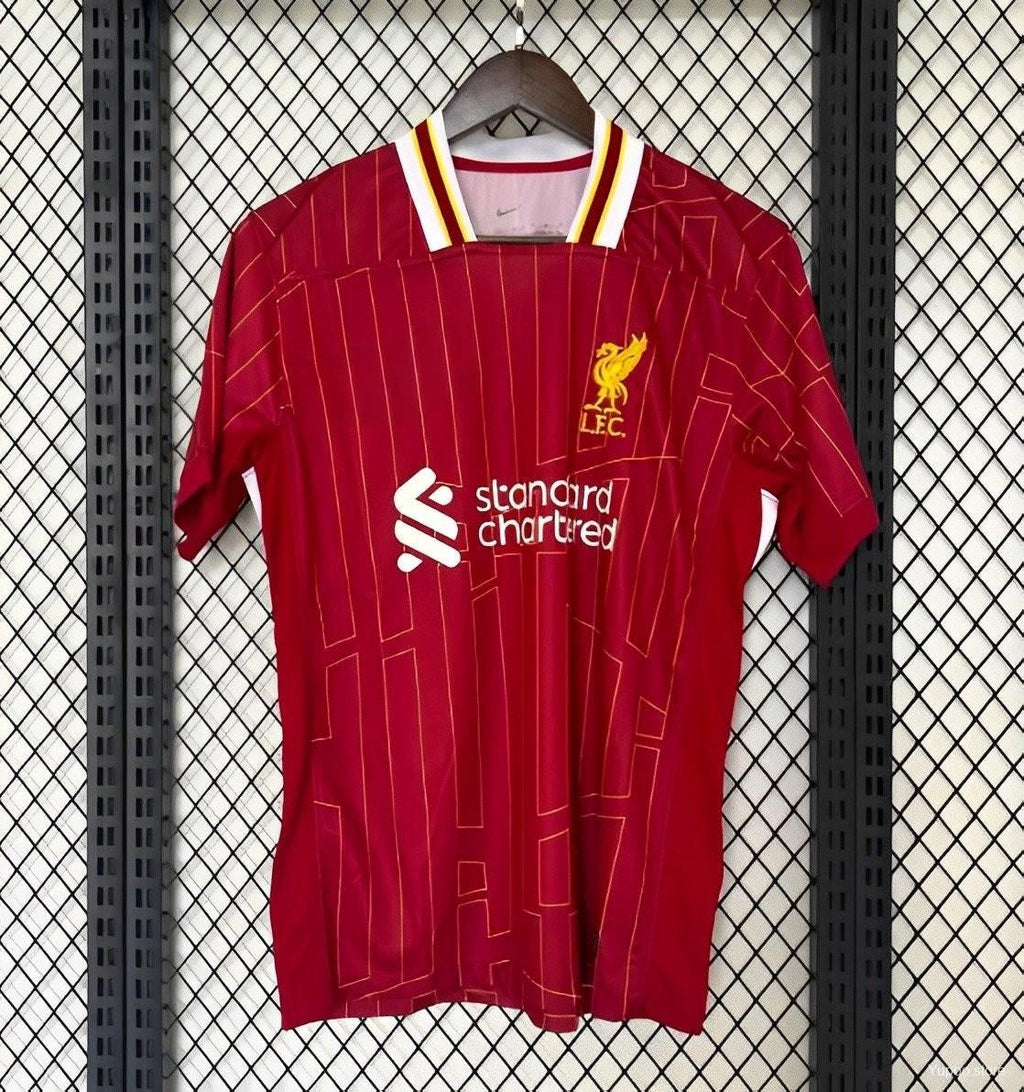 Maillot domicile Liverpool 24/25 Le 12 -ème Maillot, devant avec logo et détails rouges et blancs.