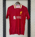 Maillot domicile Liverpool 24/25 Le 12 -ème Maillot, devant avec logo et détails rouges et blancs.