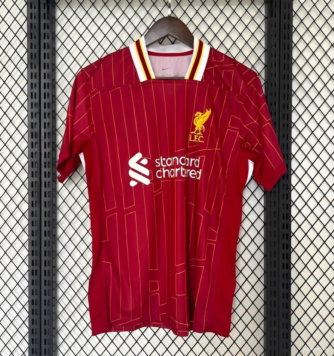 Maillot domicile Liverpool 24/25 Le 12 -ème Maillot, devant avec logo et détails rouges et blancs.