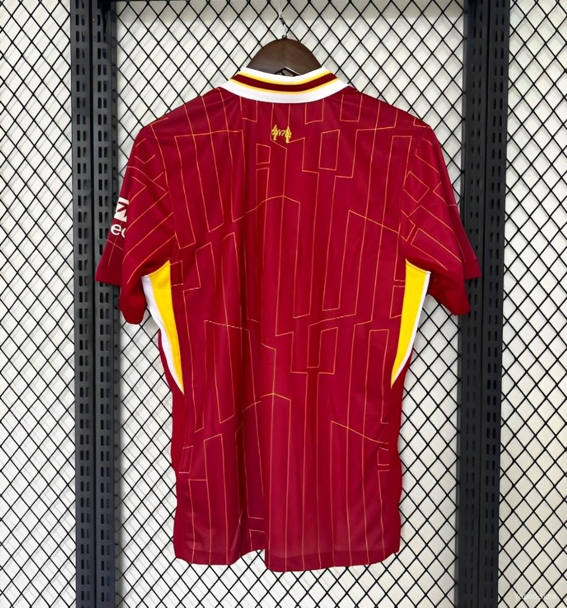Maillot domicile Liverpool 2024/2025 de la marque Le 12 -ème Maillot, vue de face avec logo et détails du maillot.