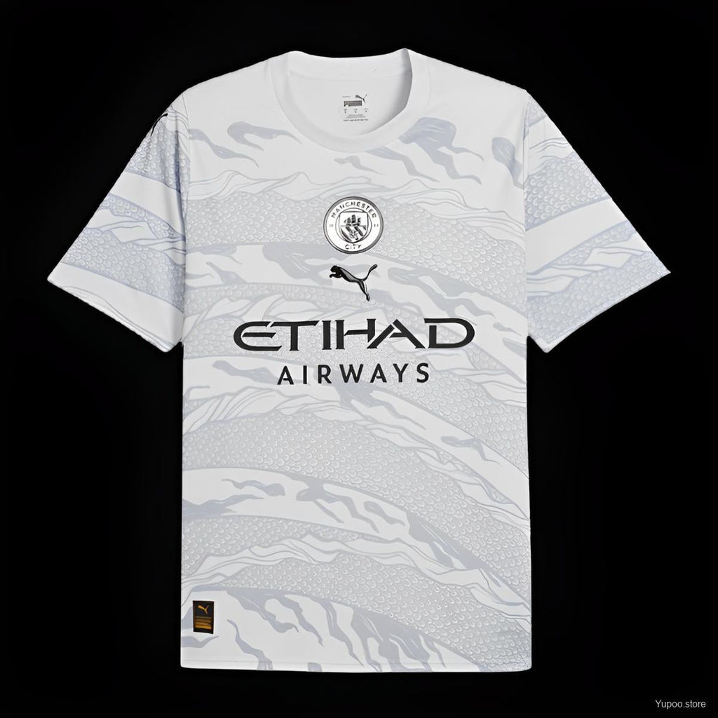 Maillot Manchester City 24/25 Dragon, marque Le 12 -ème Maillot, vue de face avec détails du design bleu et blanc.