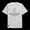 Maillot Manchester City 24/25 Dragon, marque Le 12 -ème Maillot, vue de face avec détails du design bleu et blanc.