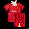 Ensemble enfant Liverpool Home 24/25 de Le 12 -ème Maillot, maillot rouge avec logo et détails sportifs.