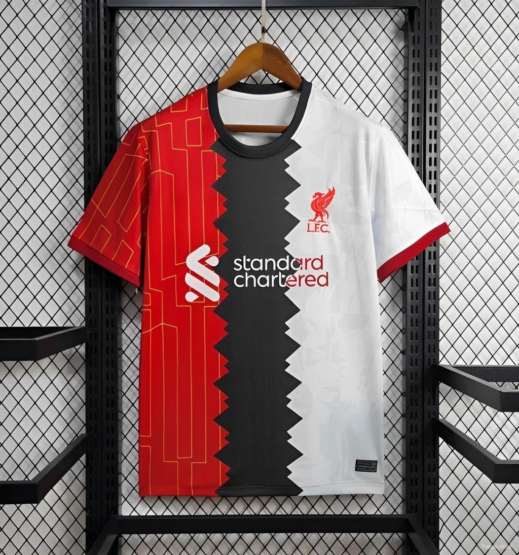 Maillot Liverpool 24/25 édition spéciale Le 12 -ème Maillot, maillot de football avec logo et détails de l'équipe.