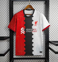 Maillot Liverpool 24/25 édition spéciale Le 12 -ème Maillot, maillot de football avec logo et détails de l'équipe.