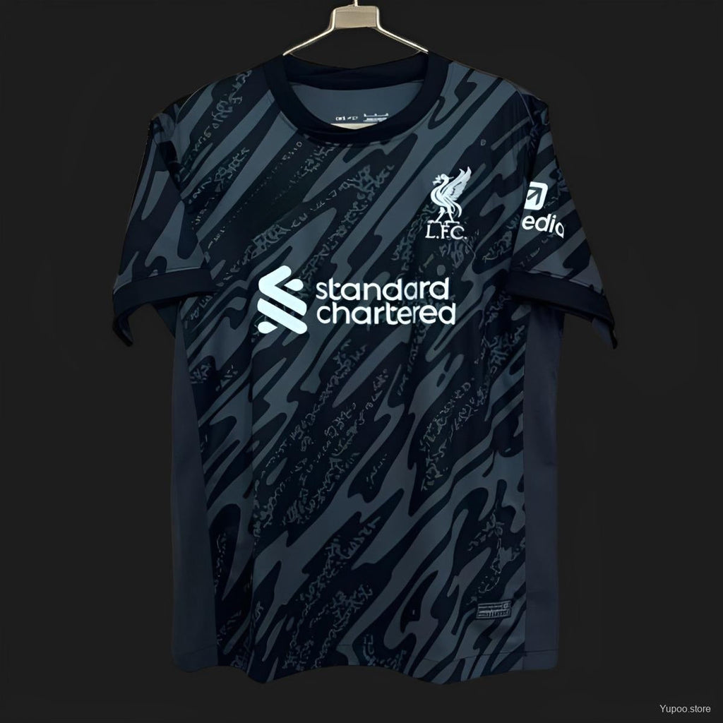 Maillot de gardien de but Liverpool 24/25 noir, marque Le 12 -ème Maillot, avec logo et détails du design sur le devant.
