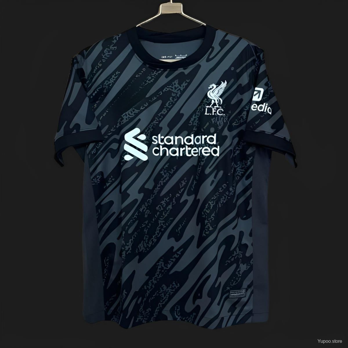 Maillot de gardien de but Liverpool 24/25 noir, marque Le 12 -ème Maillot, avec logo et détails du design sur le devant.