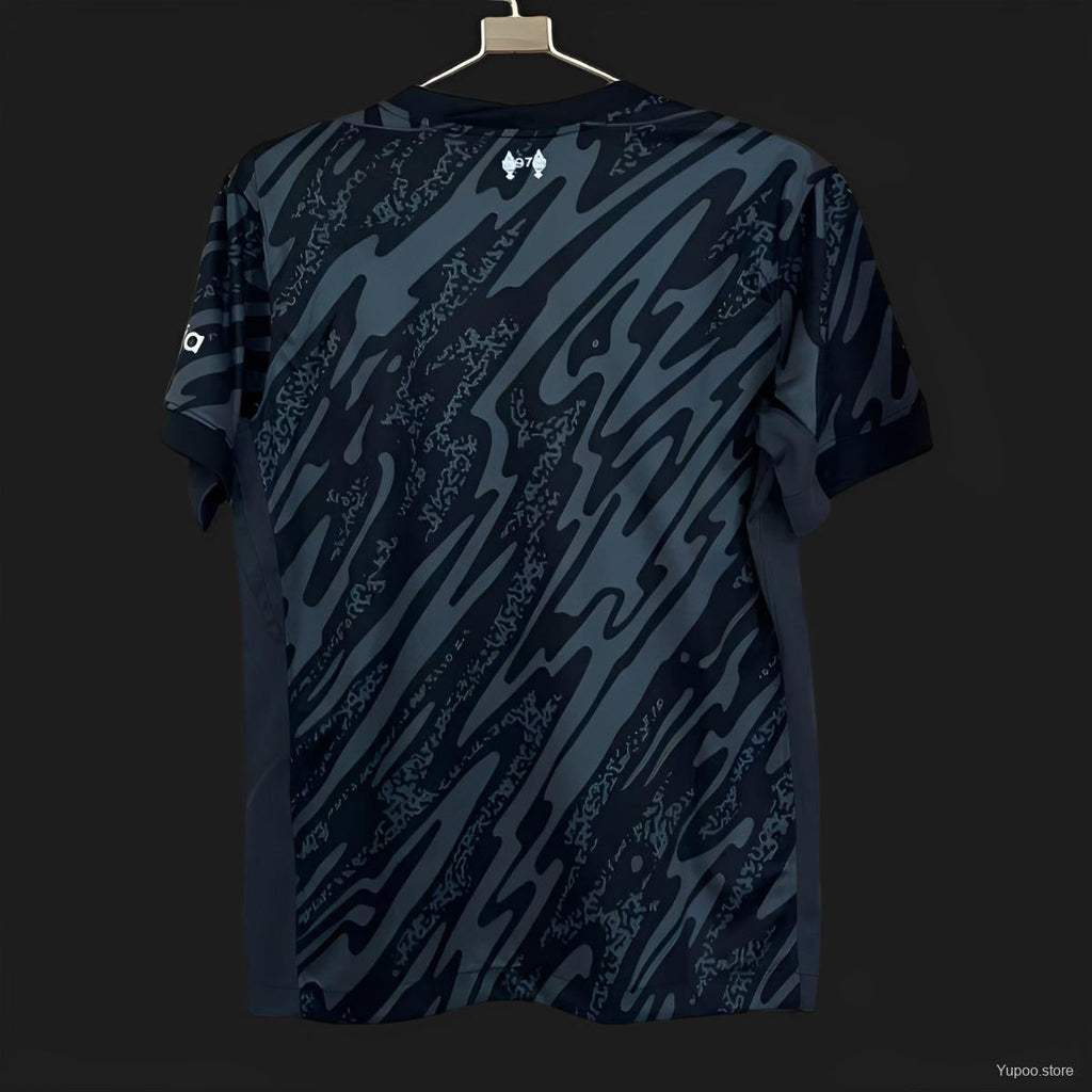 Maillot de gardien Liverpool 24/25 en noir, conçu par Le 12 -ème Maillot, affichant un design sportif et moderne.