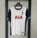 Maillot domicile Tottenham Hotspur 24/25 Le 12 -ème Maillot, maillot de football blanc avec logo et détails bleus et roses.