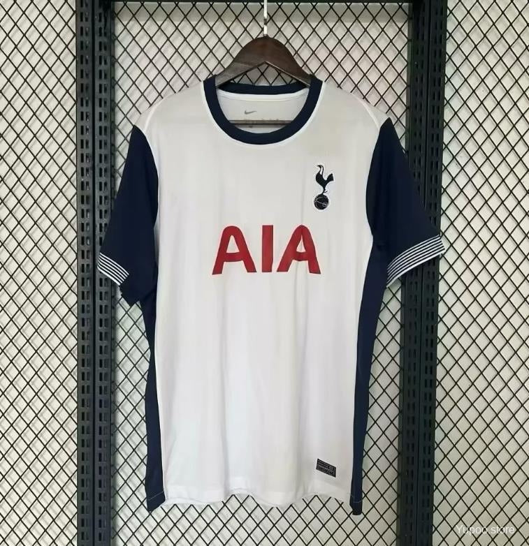Maillot domicile Tottenham Hotspur 24/25 Le 12 -ème Maillot, maillot de football blanc avec logo et détails bleus et roses.