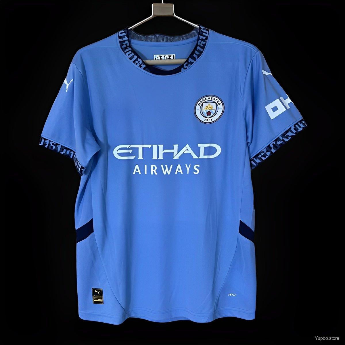 Maillot domicile Manchester City 24/25 Le 12 -ème Maillot, bleu avec logo du club et motifs de l'équipe.