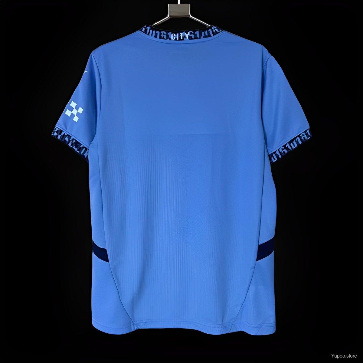 Maillot domicile Manchester City 24/25 par Le 12 -ème Maillot, vue de face avec logo et détails bleus.