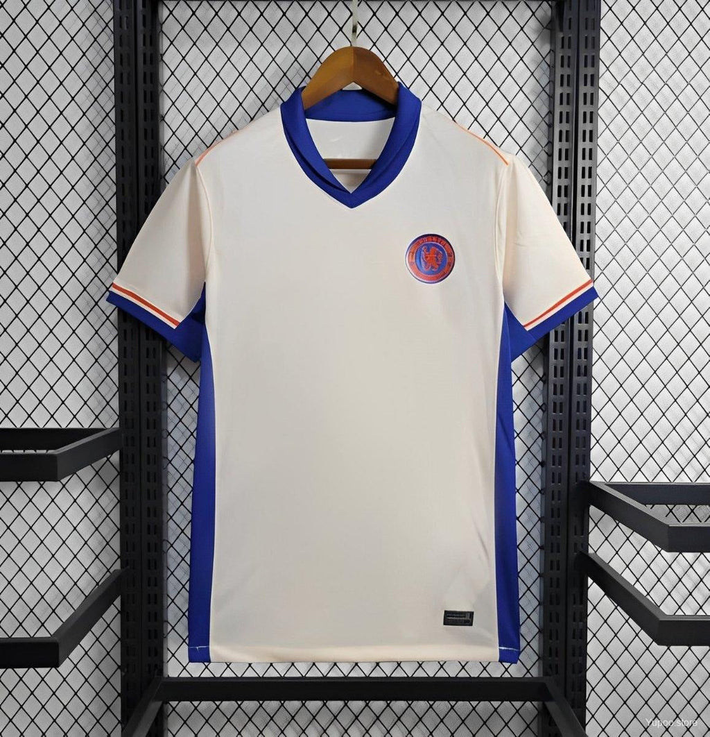 Maillot extérieur Chelsea 2024/2025 Le 12 -ème Maillot, maillot de football bleu avec logos et numéros visibles.