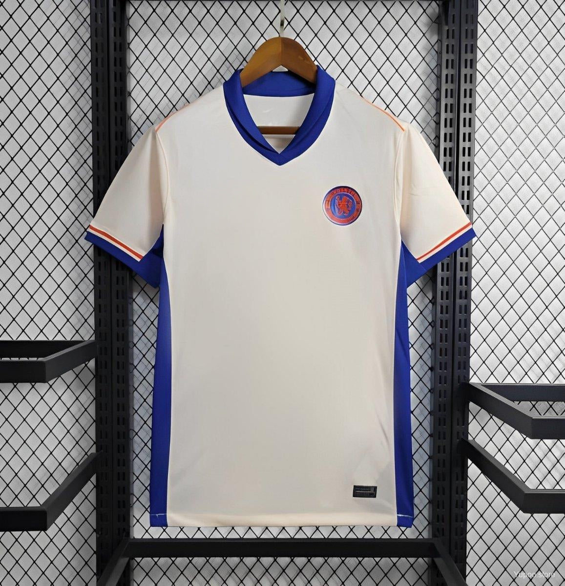 Maillot extérieur Chelsea 2024/2025 Le 12 -ème Maillot, maillot de football bleu avec logos et numéros visibles.