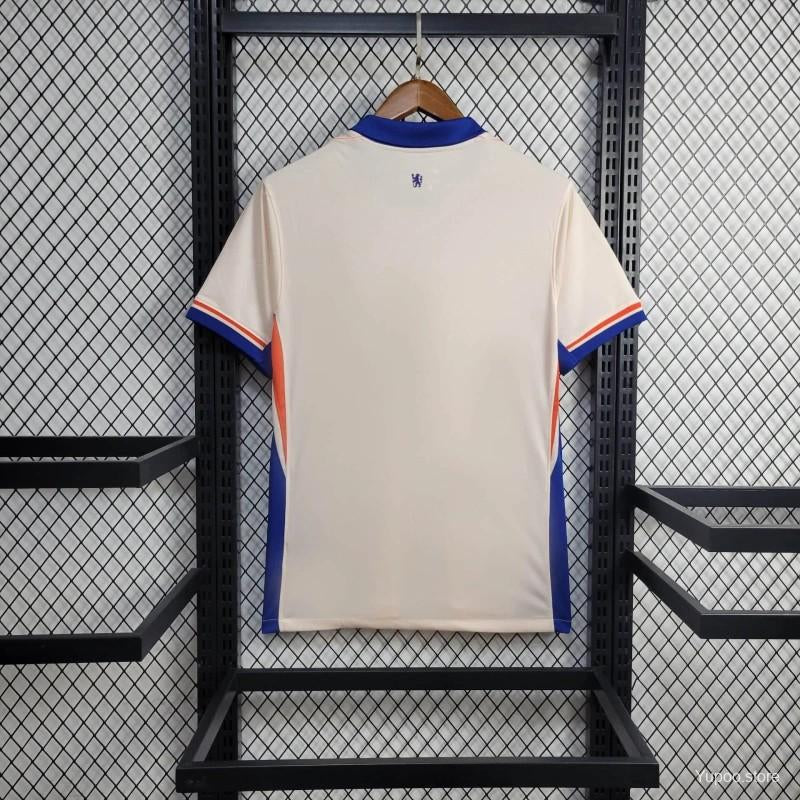Maillot Chelsea Away 24/25 Le 12 -ème Maillot, maillot de football bleu avec logo et motifs distinctifs, vue de face.