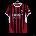 Maillot domicile 24/25 de l'AC Milan par Le 12 -ème Maillot, maillot de football rouge et noir avec logo et détails de l'équipe.