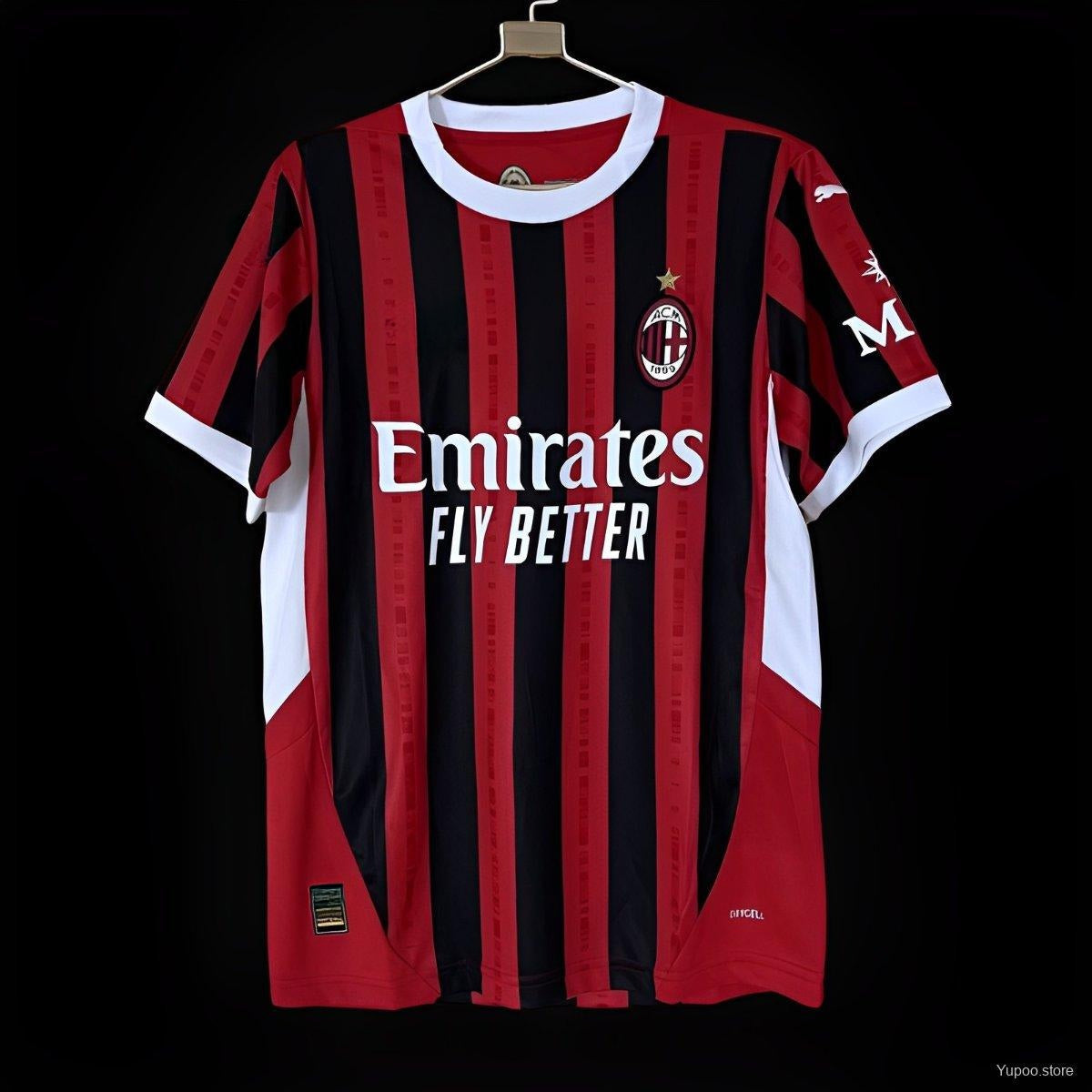 Maillot domicile 24/25 de l'AC Milan par Le 12 -ème Maillot, maillot de football rouge et noir avec logo et détails de l'équipe.