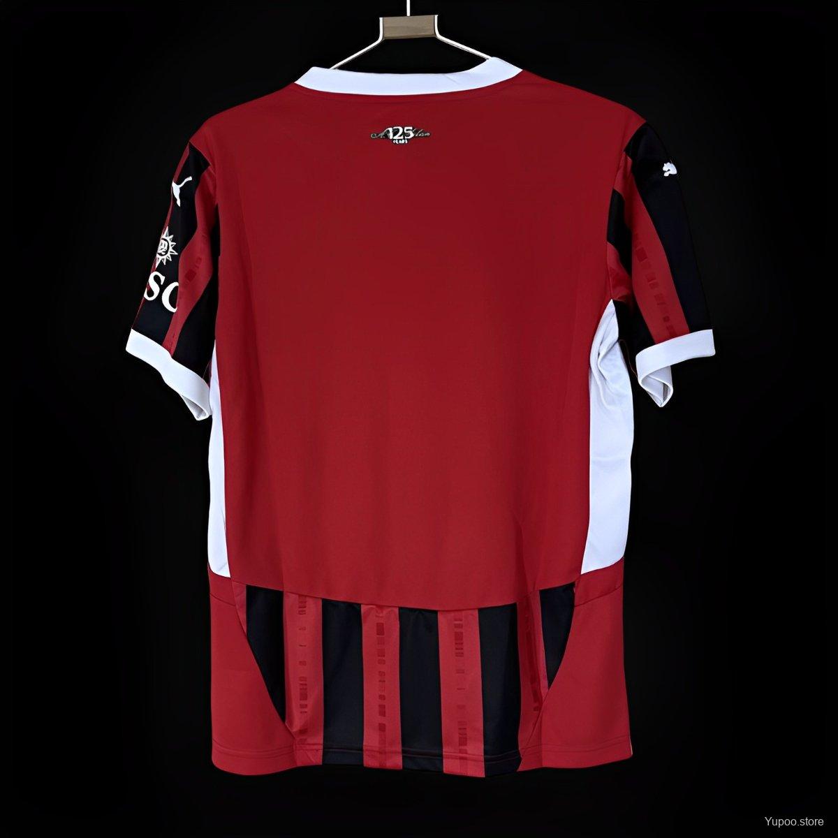 Maillot domicile 24/25 AC Milan Le 12-ème Maillot, maillot de football rouge et noir avec logo sur le devant.