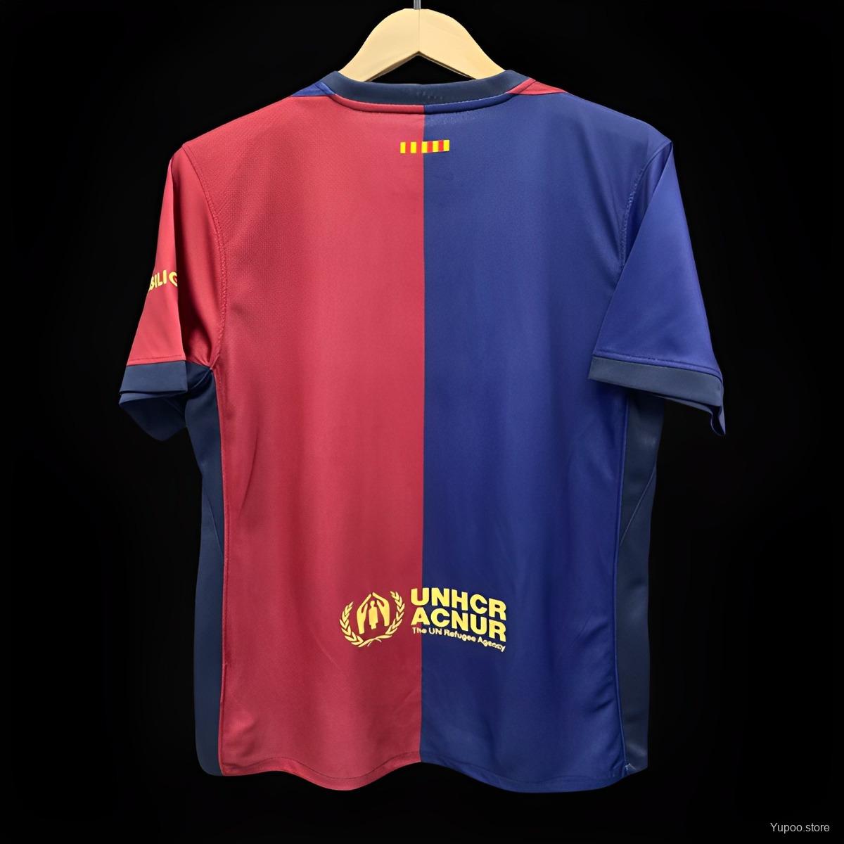 Maillot domicile 24/25 du FC Barcelone, marque Le 12 -ème Maillot, vue de face avec les couleurs traditionnelles blaugrana
