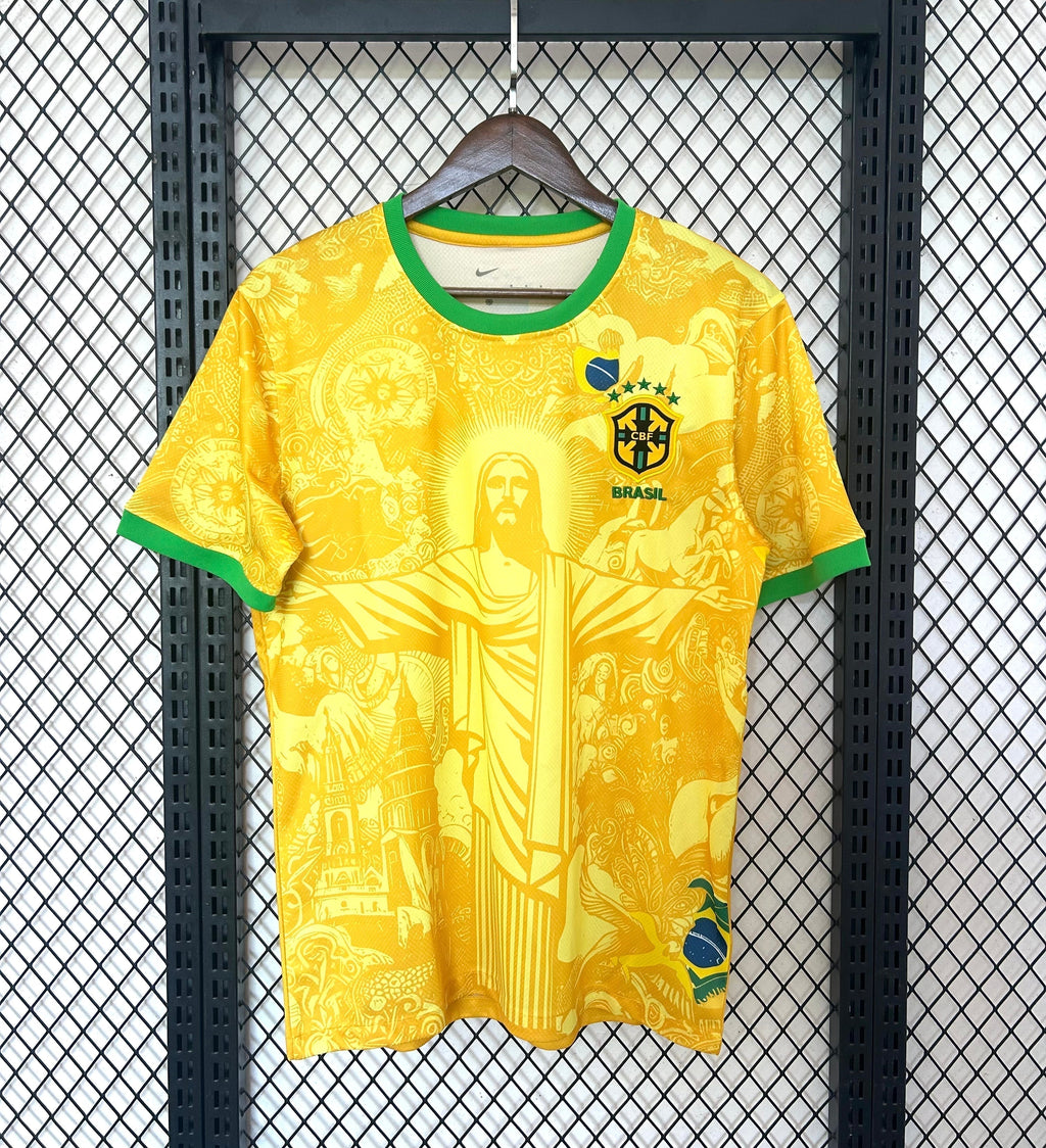 Maillot 24/25 Brésil jaune de Le 12 -ème Maillot, vue de face avec logo et détails du design officiel.