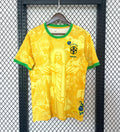 Maillot 24/25 Brésil jaune de Le 12 -ème Maillot, vue de face avec logo et détails du design officiel.