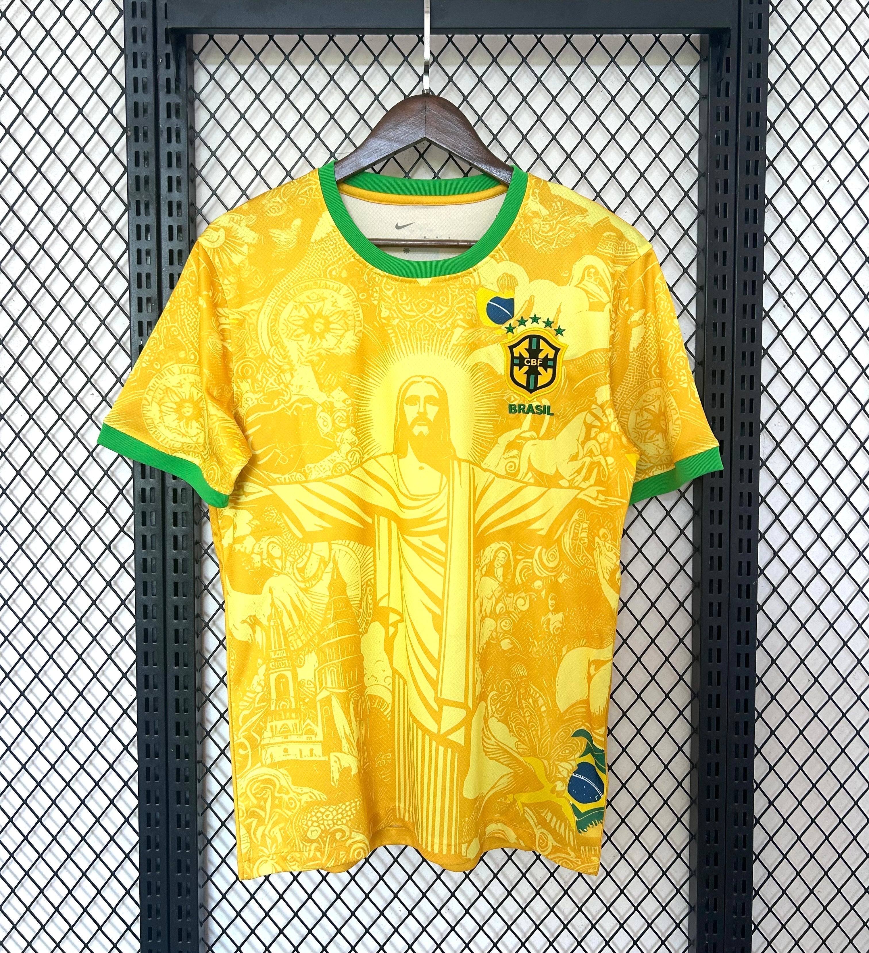 Maillot 24/25 Brésil jaune de Le 12 -ème Maillot, vue de face avec logo et détails du design officiel.