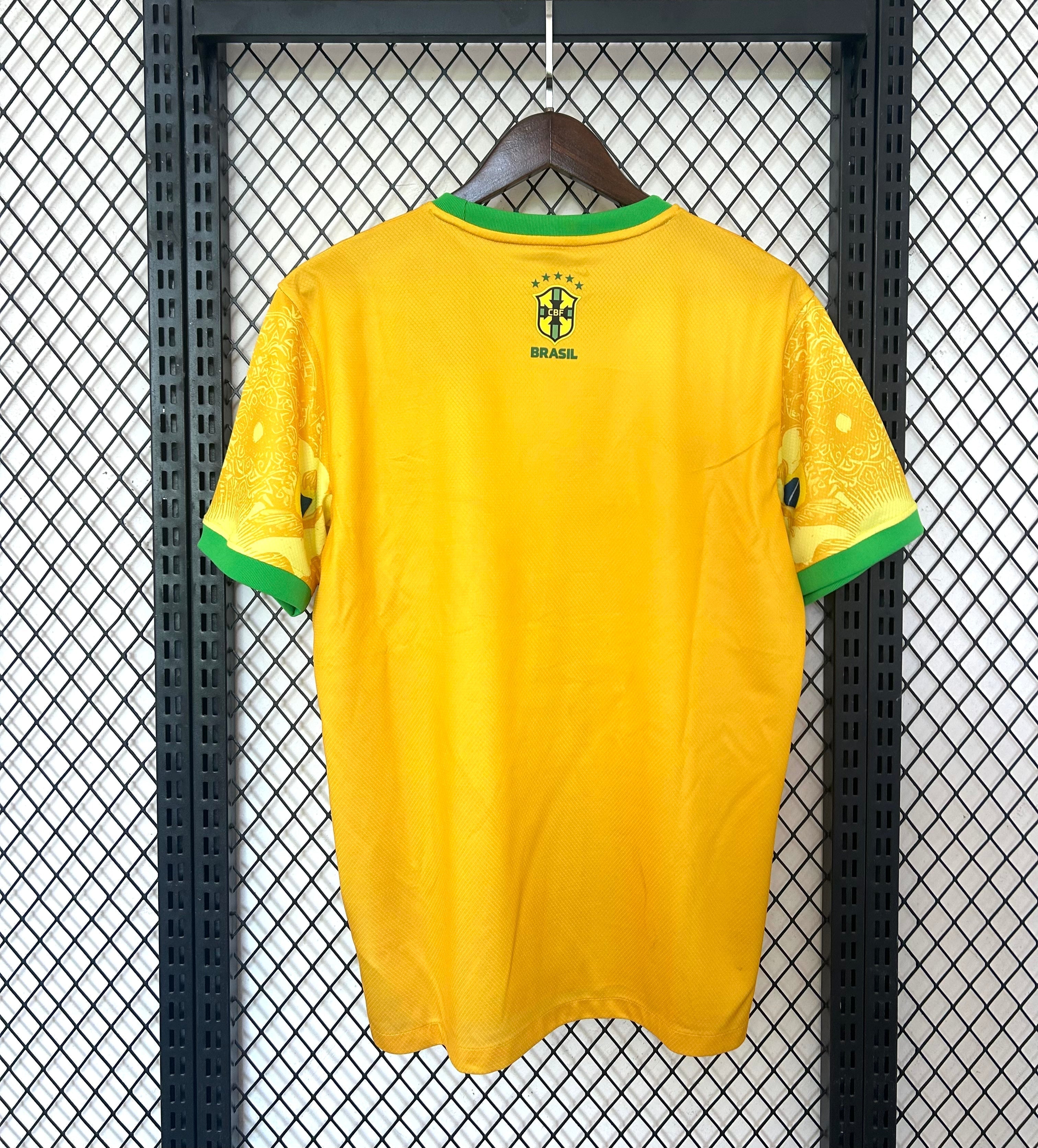 Maillot de football Brésil 24/25 Jaune Le 12, maillot officiel avec logo et détails sportifs visibles.