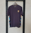 Maillot de football Angleterre 2024/2025 noir, marque Le 12 -ème Maillot, visible avec détails du design.