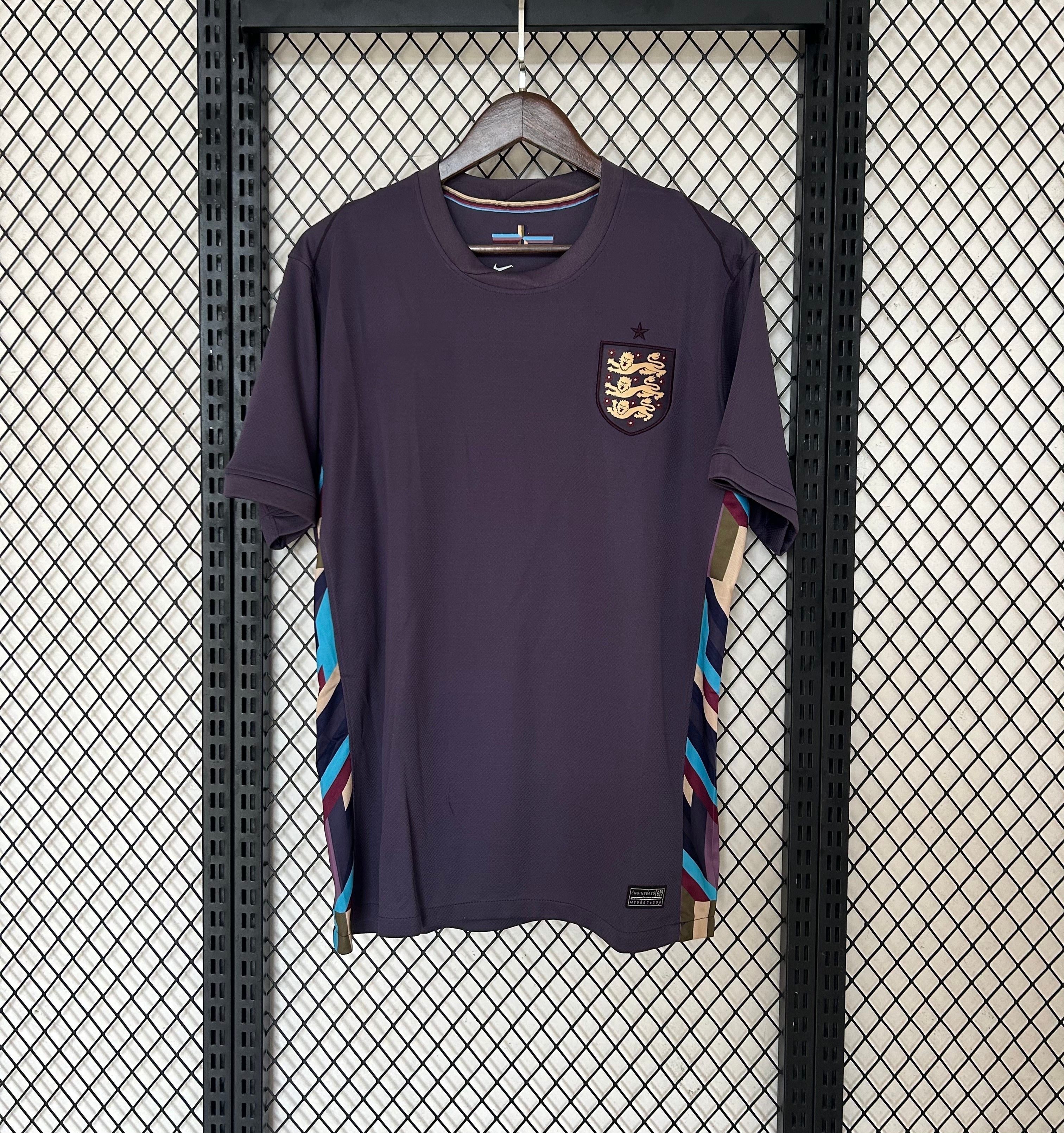 Maillot de football Angleterre 2024/2025 noir, marque Le 12 -ème Maillot, visible avec détails du design.