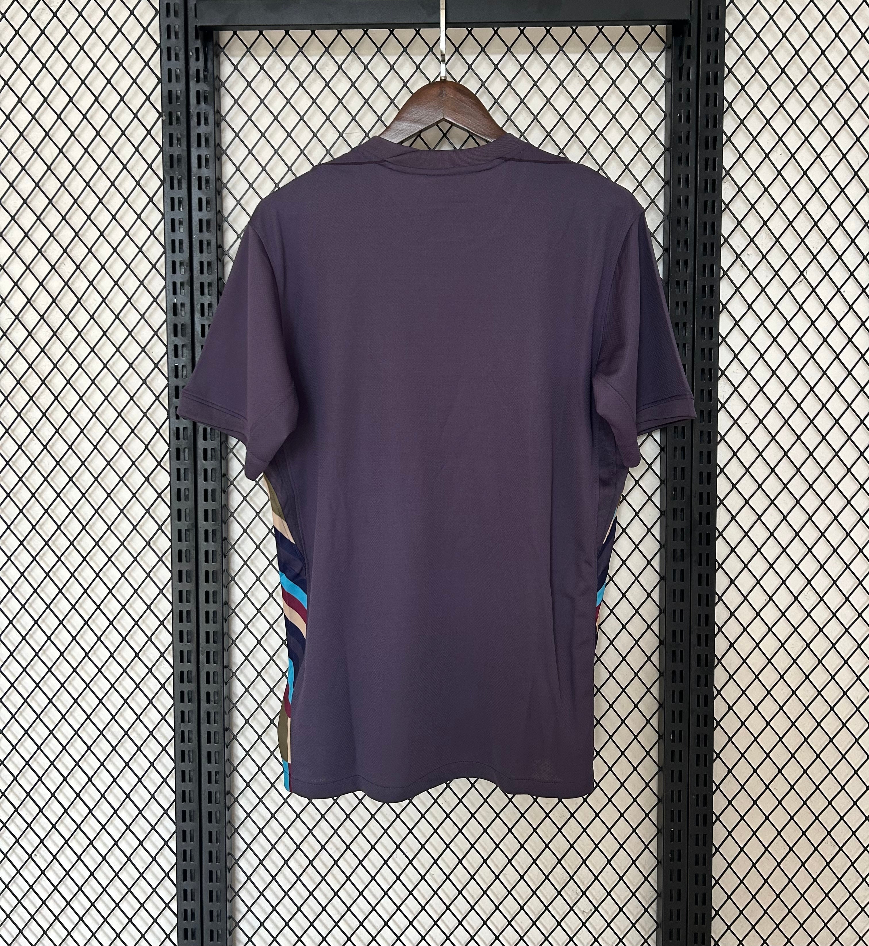 Maillot de football Angleterre 24/25 noir, modèle Le 12 -ème Maillot, vue de face avec logo et détails du design.
