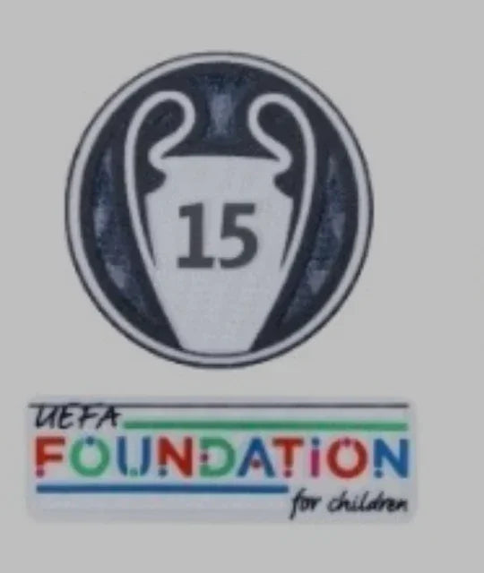 Maillot extérieur Real Madrid 2024/25 Le 12, équipe de football, logo et design blanc et bleu, porté sur un mannequin.
