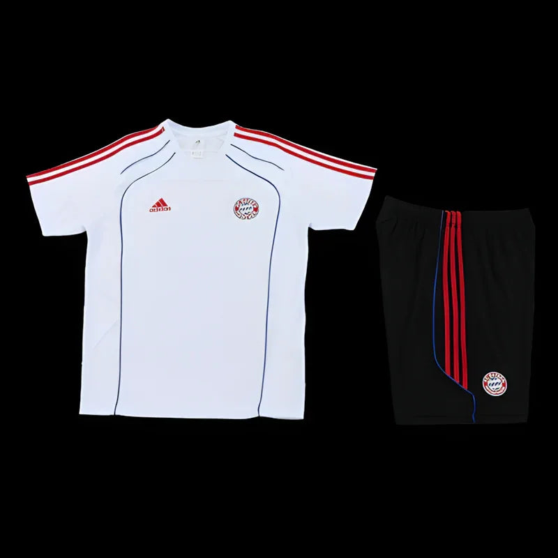 Ensemble Bayern de Le 12 -ème Maillot, maillot de football bleu avec logo et détails blancs, vu de face.