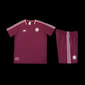 Ensemble Bayern de le 12 -ème Maillot, maillot de football avec logo et détails bleus et blancs, vue frontale.