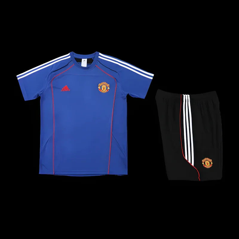 Ensemble Manchester United Le 12 -ème Maillot, maillot de football rouge avec logo et détails en blanc, portée sur un mannequin.