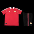 Ensemble Manchester United Le 12 -ème Maillot, maillot de football avec logo et design officiel, présenté sur mannequin.