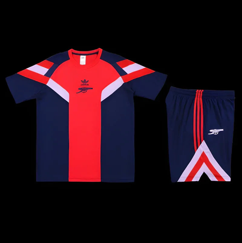 Ensemble Arsenal de Le 12 -ème Maillot, maillot de football avec logo et détails du club sur le tissu blanc et rouge.