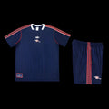 Ensemble Arsenal de Le 12 -ème Maillot, maillot de football avec logo et couleurs officielles, porté par un modèle.