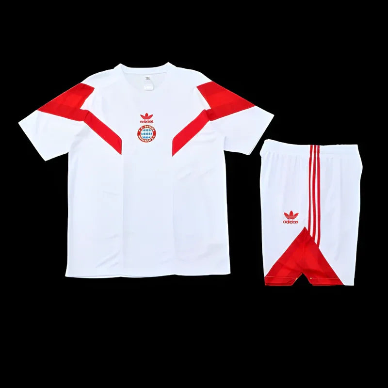 Ensemble Bayern de Le 12 -ème Maillot, maillot de football bleu avec logo du Bayern, porté par un mannequin.