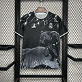 Maillot Real Madrid noir et gris Panther 2024/25, jersey de football Le 12 -ème Maillot, vue centrée avec logo et détails.