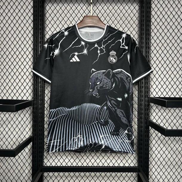 Maillot Real Madrid noir et gris Panther 2024/25, jersey de football Le 12 -ème Maillot, vue centrée avec logo et détails.