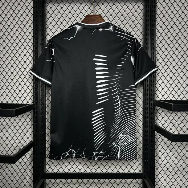 Maillot Real Madrid noir et gris Panther 2024/25 de Le 12 -ème Maillot, vue de face avec logo et design moderne